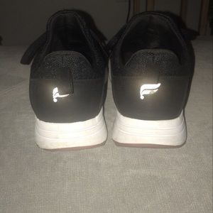 Black women’s workout tennis shoes size 8.5